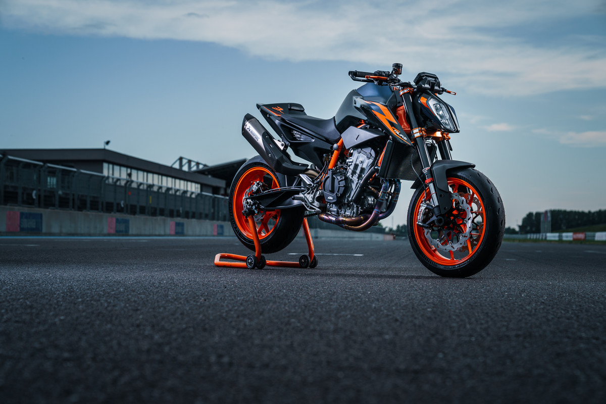 Launch KTM 890 DUKE R1