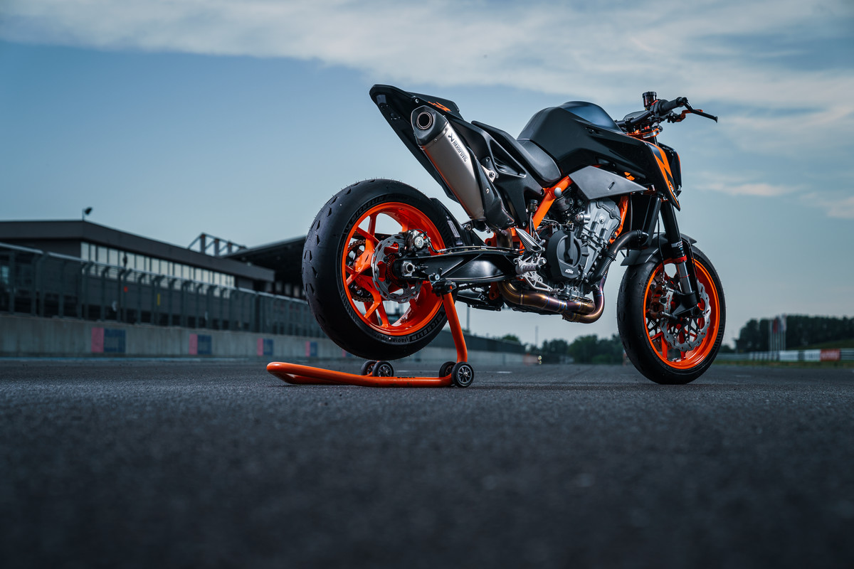 Launch KTM 890 DUKE R2