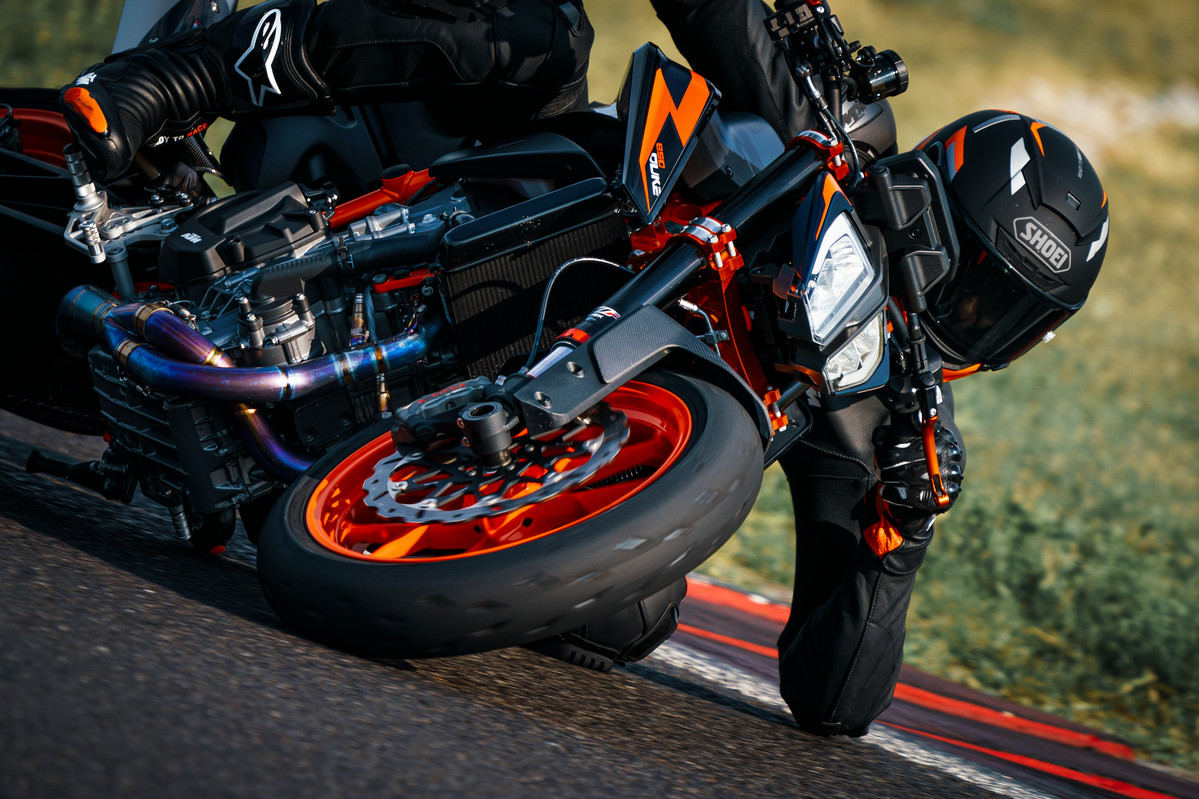 Launch KTM 890 DUKE R8
