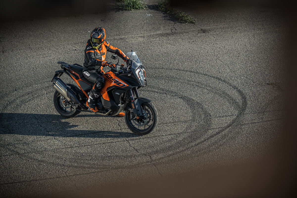 2023 KTM 1290 SUPER ADVENTURE S 1